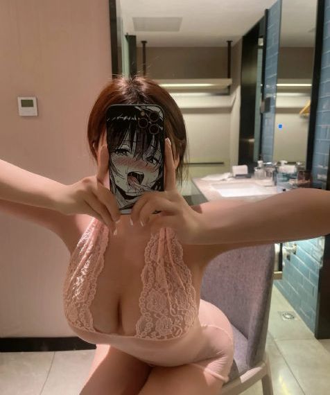 男女亲吻从客厅到卧室_国产剧电影完整版